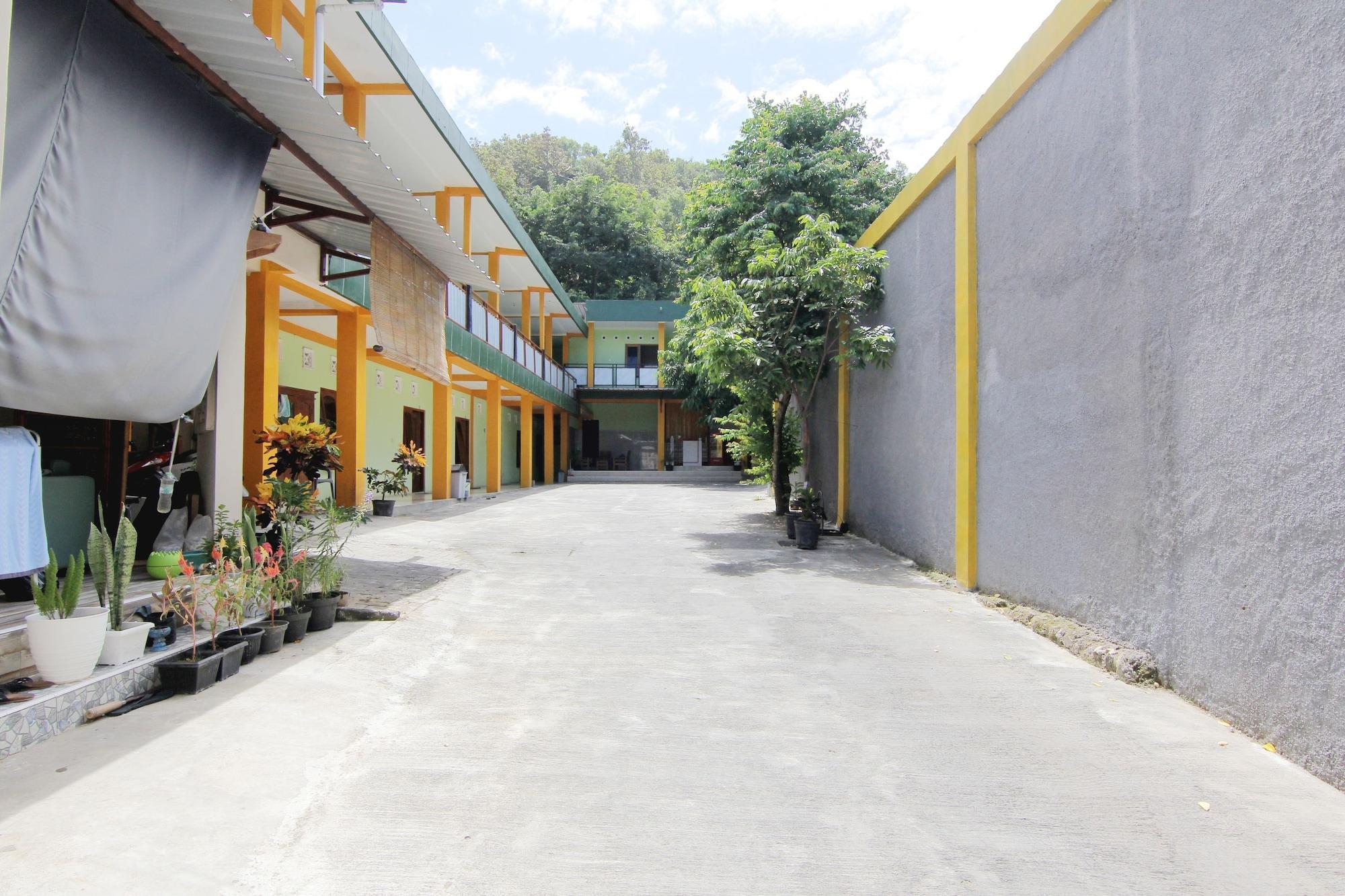 Losmen Alden Kretek Exterior photo